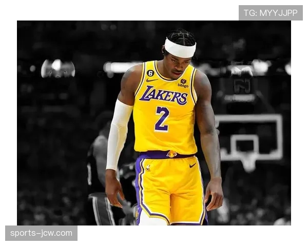 湖人仅剩九人苦战范德比尔特股四头肌受伤提前退场