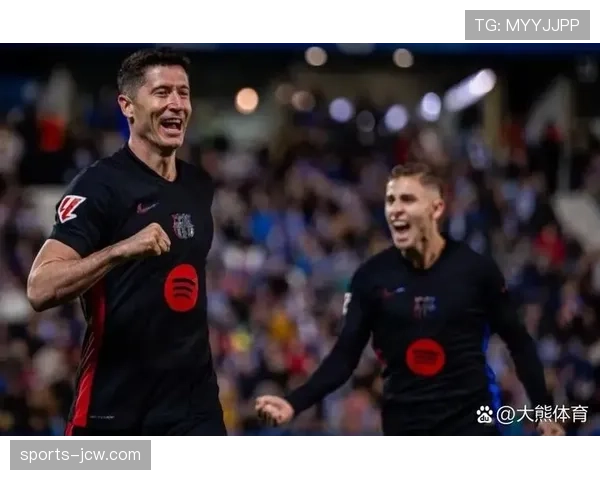 莱万欧冠自摆乌龙后将功补过 巴萨锋线依赖老将